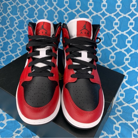 Nike Youth size 4.5y Air Jordan 1 mid chicago black toe GS kids bred red black - Picture 3 of 7